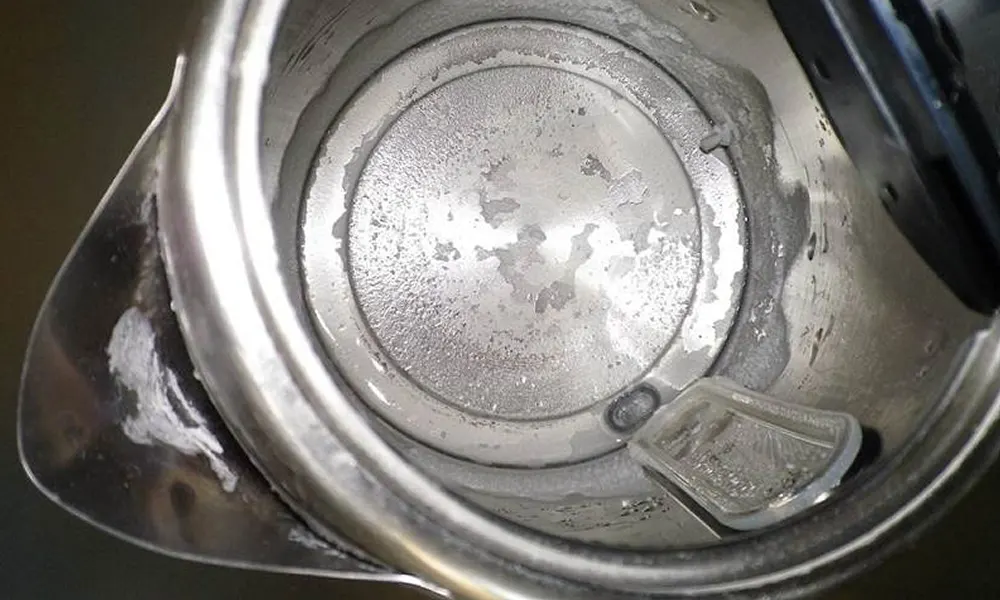 kalkaanslag in waterkoker verwijderen. kalkaanslag in waterkoker verwijderen. Vieze waterkoker. Aanslag waterkoker.